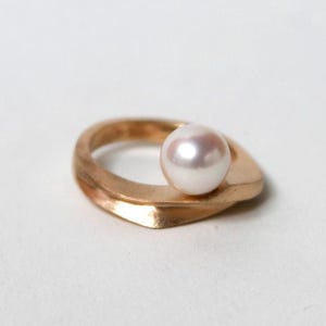 Pearl Ring: "Peaceful Pearlescence"