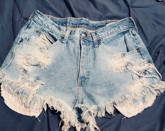 Wrangler-Peekaboo-Booty-Shorts im Distressed-Look für Damen. Daisy Duke’s für Damen.