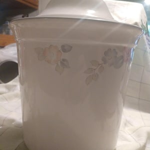 Vintage Pfaltzgraff canister Wyndham pattern (medium)