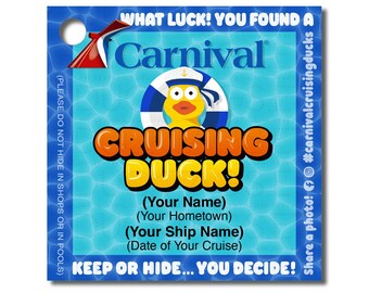 Może przedstawiać: Żółta gumowa kaczka w niebiesko-białej czapce marynarskiej i z kołem ratunkowym pływa w niebieskim basenie. Kaczka jest oznaczona jako "Cruising Duck!" z logo Carnival Cruise Line w tle. Tekst "Jakie szczęście! Znalazłeś Carnival Cruising Duck!" znajduje się w górnej części obrazu. Tekst "Udostępnij zdjęcie! #carnivalcruisingducks" znajduje się po prawej stronie obrazu.