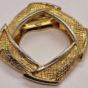 Spilla vintage anni &#39;70, fermaglio per sciarpa, placcato oro, qualità testurizzata, metallo spesso, bigiotteria