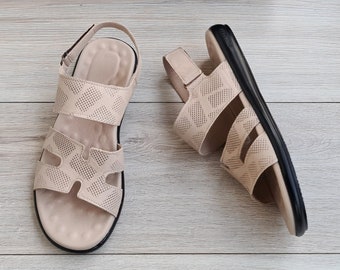 Handgemaakte beige leren herensandalen: slippers met antislip rubberen zool
