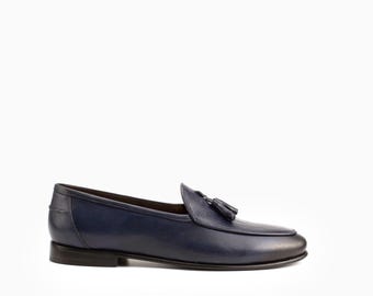 Handgjorda mörkblå loafers med tofsar i krokodilskinn - slip-on-skor för män