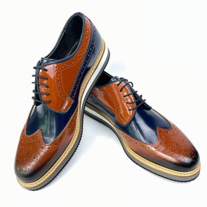 Scarpa elegante in pelle con punta alare per spettatore in pelle fatta a mano / Scarpe derby da uomo marrone-blu scuro / Scarpe derby con lacci in vera pelle per uomo immagine 1