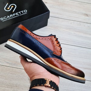 Scarpa elegante in pelle con punta alare per spettatore in pelle fatta a mano / Scarpe derby da uomo marrone-blu scuro / Scarpe derby con lacci in vera pelle per uomo immagine 2