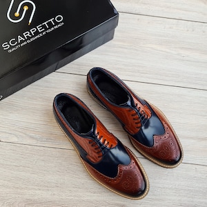 Scarpa elegante in pelle con punta alare per spettatore in pelle fatta a mano / Scarpe derby da uomo marrone-blu scuro / Scarpe derby con lacci in vera pelle per uomo immagine 3