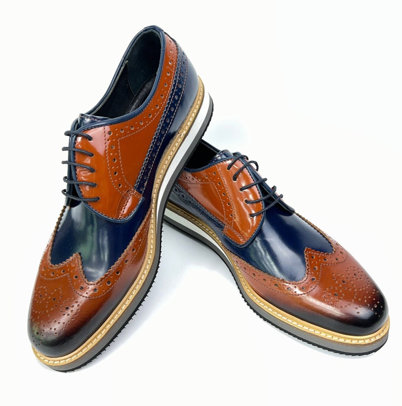 Scarpa elegante in pelle con punta alare per spettatore in pelle fatta a mano / Scarpe derby da uomo marrone-blu scuro / Scarpe derby con lacci in vera pelle per uomo immagine 1