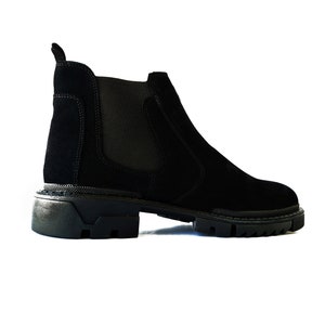 Peut inclure: Bottines en daim noir avec une semelle en caoutchouc &eacute;paisse et des panneaux lat&eacute;raux &eacute;lastiques.
