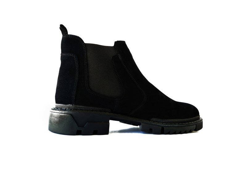 Peut inclure: Bottines en daim noir avec une semelle en caoutchouc &eacute;paisse et des panneaux lat&eacute;raux &eacute;lastiques.