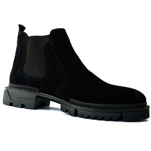 Peut inclure: Bottines Chelsea en daim noir avec une semelle en caoutchouc &eacute;paisse.