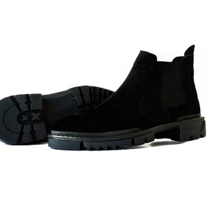 Peut inclure: Une paire de bottines Chelsea en daim noir avec une semelle en caoutchouc &eacute;paisse. Les bottines ont des panneaux lat&eacute;raux &eacute;lastiques et une languette de traction &agrave; l'arri&egrave;re.