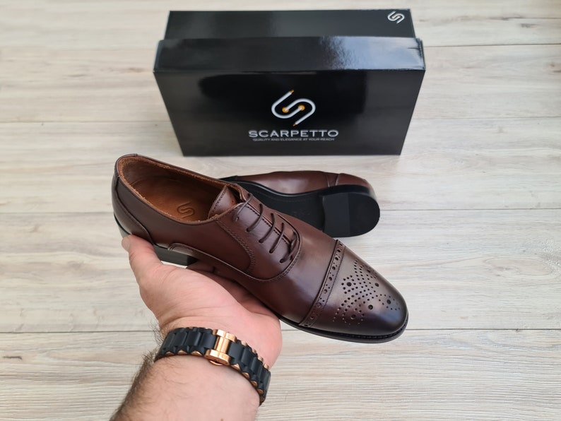 Scarpe eleganti Oxford in pelle fatte a mano: scarpe eleganti da uomo con lacci immagine 1
