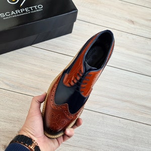 Scarpa elegante in pelle con punta alare per spettatore in pelle fatta a mano / Scarpe derby da uomo marrone-blu scuro / Scarpe derby con lacci in vera pelle per uomo immagine 5