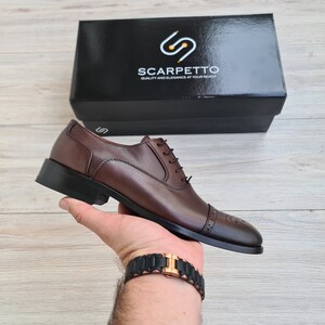 Scarpe eleganti Oxford in pelle fatte a mano: scarpe eleganti da uomo con lacci immagine 2