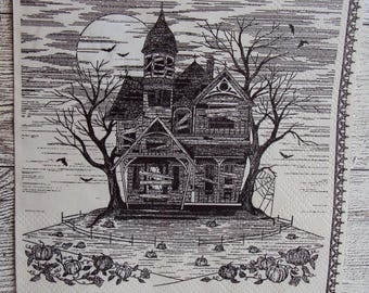 Op de afbeelding: Zwart-wit Halloween papieren servet met een illustratie van een spookhuis. Het ontwerp omvat een volle maan, kale bomen, vleermuizen en pompoenen. Het servet heeft een decoratieve kanten rand.