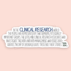 Peut inclure: Un autocollant avec un design de texte bleu et blanc qui dit "IN THE CLINICAL RESEARCH WORLD THE PEOPLE ARE REPRESENTED BY TWO SEPARATE YET EQUALLY IMPORTANT GROUPS THE SITES AND CLINICAL RESEARCH ASSOCIATES WHO INVESTIGATE THE DATA, AND DATA MANAGEMENT. WHO ISSUES 1000+ QUERIES THE DAY OF DATABASE LOCKS. THESE ARE THEIR STORIES *DUN. DUN*"
