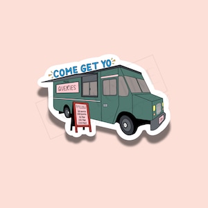 Peut inclure: Un camion de nourriture vert avec les mots "Come Get Yo" et "Queeries" sur le côté. Le camion a une pancarte qui dit "Specials" avec une liste d'articles et de prix.
