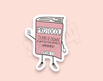 Può includere: Un adesivo rosa di un libro con un viso da cartone animato. Il libro è intitolato "Protocol" e ha il testo "'Dumb it Down' (Clarification Round 1) Amendment Version 2.0" sulla copertina.
