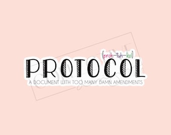 Può includere: Un adesivo bianco e nero con la parola "PROTOCOL" in grassetto, con caratteri stilizzati. La parola "PROTOCOL" è scritta tra parentesi quadre con la pronuncia fonetica "[proh-tuh-kol]". Sotto la parola "PROTOCOL" c'è il testo "A DOCUMENT WITH TOO MANY DAMN AMENDMENTS".
