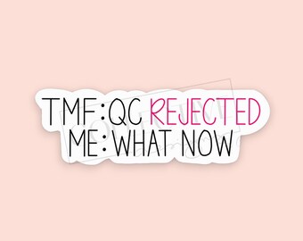 Può includere: Adesivo bianco con testo nero che dice "TMF: QC REJECTED ME: WHAT NOW" con la parola "REJECTED" in rosa.
