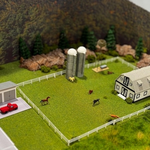 N Scale White Barn Set