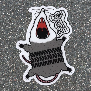 Down But Not Out Possum Vinyl-Aufkleber, 3-Zoll-Matt