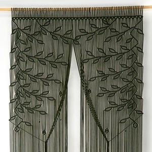 Cortina de macramê artesanal com folhas: divisória de ambiente boho em algodão verde escuro