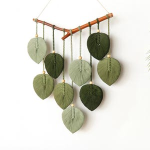 Väggbonad med grönt makramémotiv och fallande löv: Boho skogsdekor