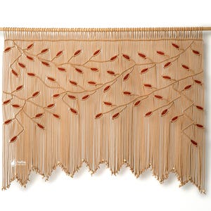 Cortina grande em macramê estilo boho com estampa de folhas: Cortina de algodão nas cores café com leite e terracota.