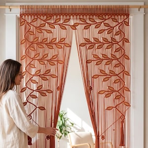 Cortina de macramé bohemia para puerta con hojas color terracota latte, cenefa botánica de hojas, tapiz divisor de pared para puerta.