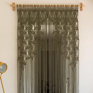 Türvorhang aus olivgrünem Makramee, Sichtschutz mit botanischem Blattmotiv und Boho-Raumteiler