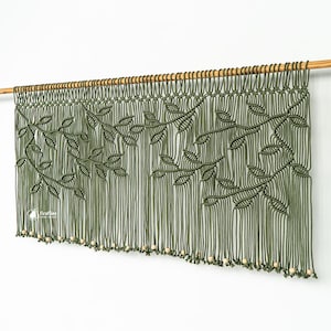 オリーブグリーンのマクラメ窓飾り、ボヘミアンリーフデザイン、幅カスタム
