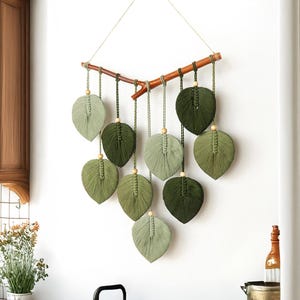 Väggbonad med grönt makraméblad: Boho barnrumsdekor