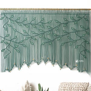 Cortina de janela com estampa de folhas em macramê: bandô boho em verde esmeralda e sálvia