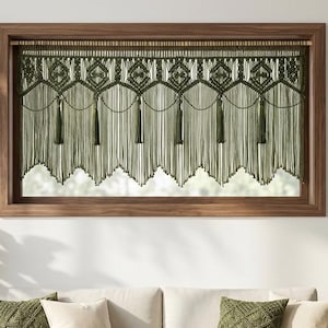 Cortina de macramê boho verde-escura, estilo escandinavo, ideal para decorar um cantinho de leitura.