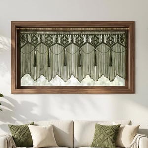 Cortina de macramê boho verde-escura, estilo escandinavo, ideal para decorar um cantinho de leitura.