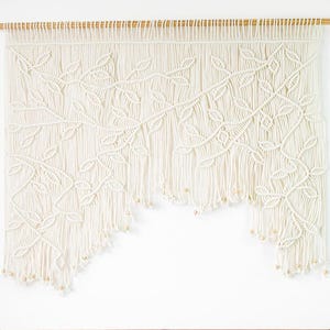 Cortina de macramê com estampa de folhas, tapeçaria boho para janela, bandô de macramê em tons neutros de marfim e creme para decoração de cozinha.