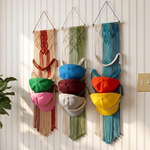 Soporte de pared para gorras de béisbol de macramé bicolor estilo bohemio, organizador de gorras tricolor, estante vertical para sombreros