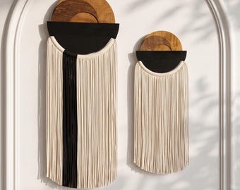 Tapiz de macramé bohemio con madera contrachapada y fibra, arte en cuerda color crema para decoración moderna de estilo rústico.