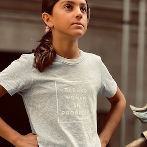 Badass Woman In Progress T-shirt voor tween Girls, Badass Girl-shirt, preteen motiverend shirt, affirmatie graphic tees, cadeaus voor dochter