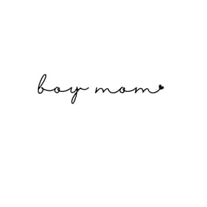 以下が含まれることがあります： 「boy mom」と小さなハートのシンボルがついた、手書きの筆記体テキストです。