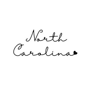 Puede incluir: Caligrafía manuscrita en tinta negra que dice "North Carolina" con un pequeño símbolo de corazón al final.