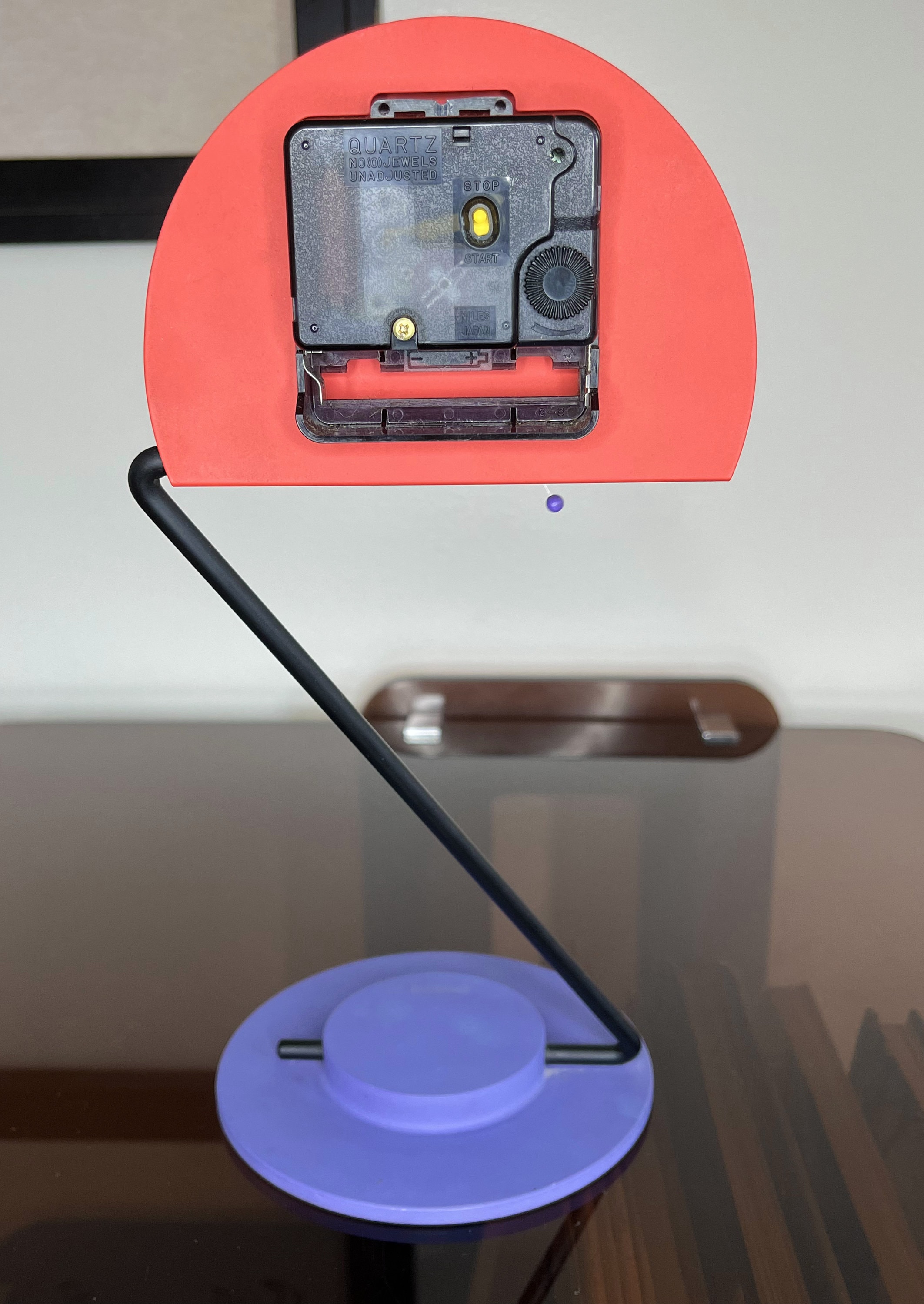 ニコライ・カネッティによるポストモダンメンフィススタイルのテーブル