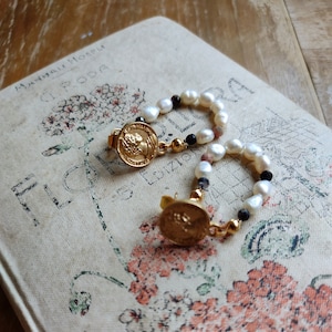 Dangle earrings with freshwater pearls / freshwater pearl earrings / elegant golden earrings and pearls / jewelry / blueberry and raspberry