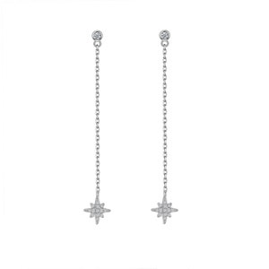 Puede incluir: Un par de pendientes de plata con un pequeño diamante redondo en la parte superior y un diamante en forma de estrella en la parte inferior.