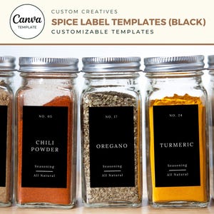 Pode incluir: Frascos de especiarias de vidro com tampas prateadas, cada um contendo uma especiaria diferente e um rótulo preto. Os rótulos dizem: Alho em pó, Pimenta em pó, Orégano, Açafrão e Páprica. O texto "Spice Label Templates (Black)" é visível.