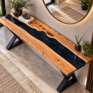 Piano del tavolo consolle in resina epossidica con bordo naturale, effetto legno blu, gambe a X in ferro nero.