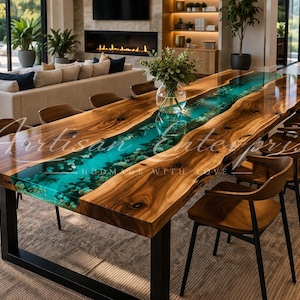 Op de afbeelding: Een grote, handgemaakte houten eettafel met een turquoise harsrivier in het midden. De tafel wordt ondersteund door een zwart metalen onderstel en is omringd door houten stoelen. De tafel is ongeveer 305 cm lang.