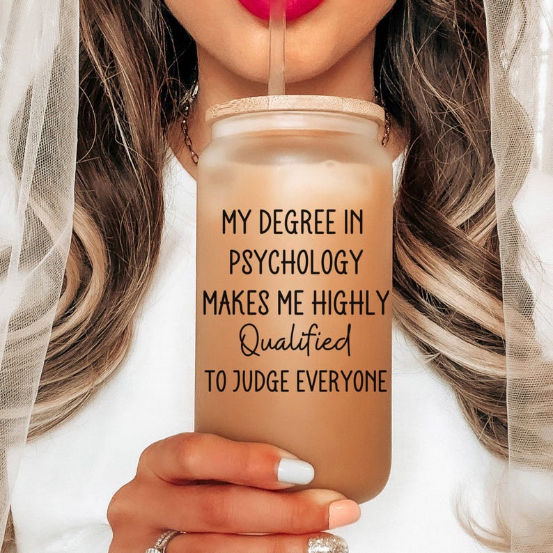 Taza de café helado divertida para estudiantes de psicología, regalo para psicólogos, vaso de café con pajita, taza con mi título en psicología, regalo divertido para graduados 16 oz Frosted Glass