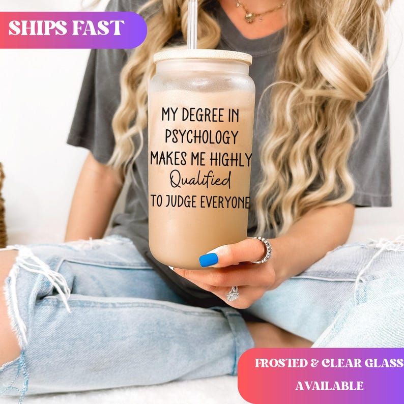 Taza de café helado divertida para estudiantes de psicología, regalo para psicólogos, vaso de café con pajita, taza con mi título en psicología, regalo divertido para graduados imagen 1